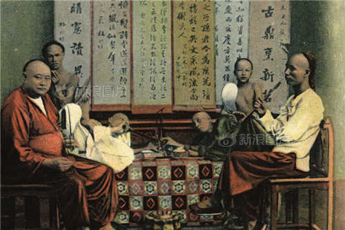 首任行政官义律相信香港是英国在华商业、军事和政治运作的完美基地。英国向中国销售鸦片是“英国遍及全球的商贸链的重要一环”。从1845年到1941年，香港政府的财政收入很大部分是来自鸦片贸易。直到1941年，香港才禁止吸鸦片。图为在香港吸食鸦片者。